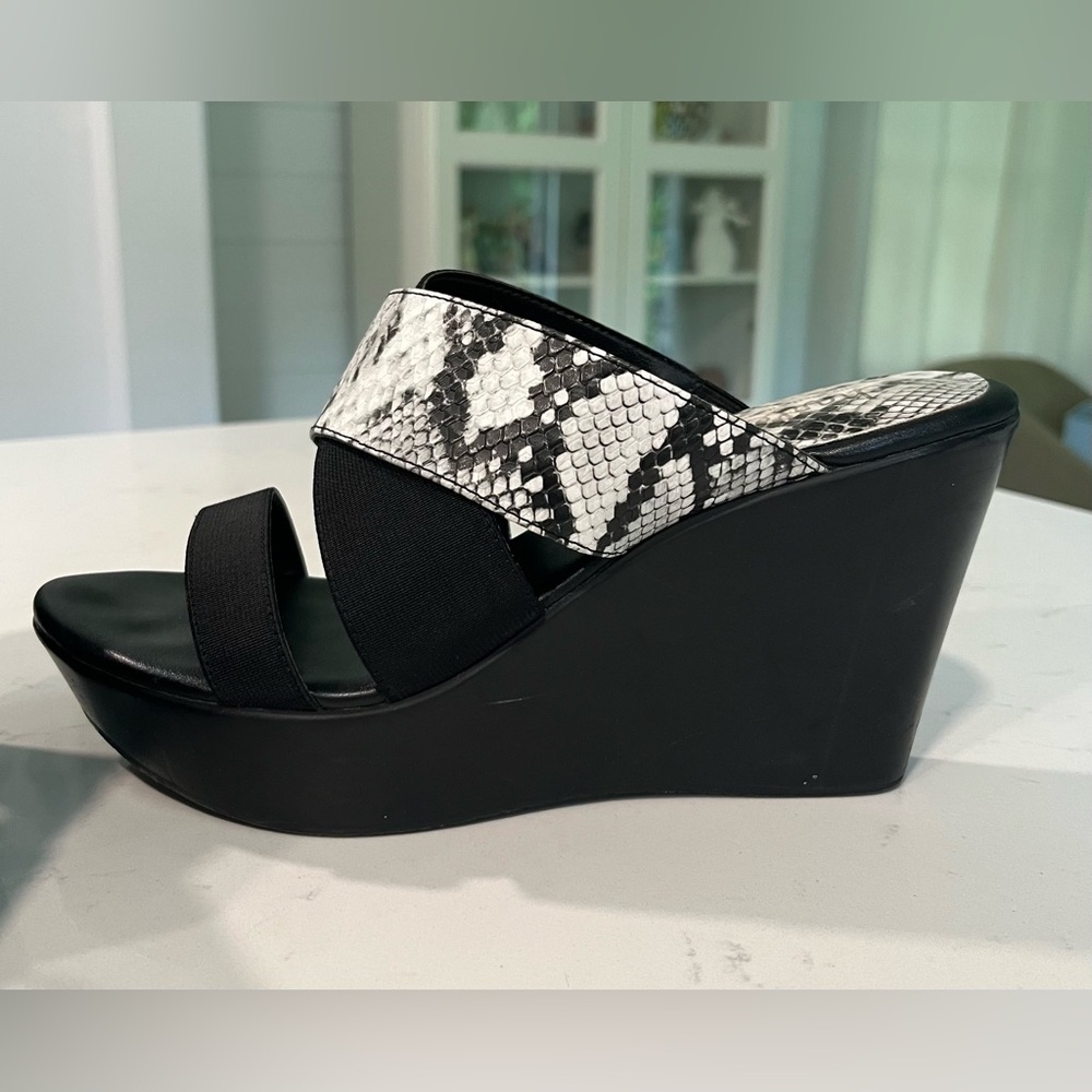 CHARLES by CHARLES DAVID B/W Snake Print Fefe Wedge Platforms